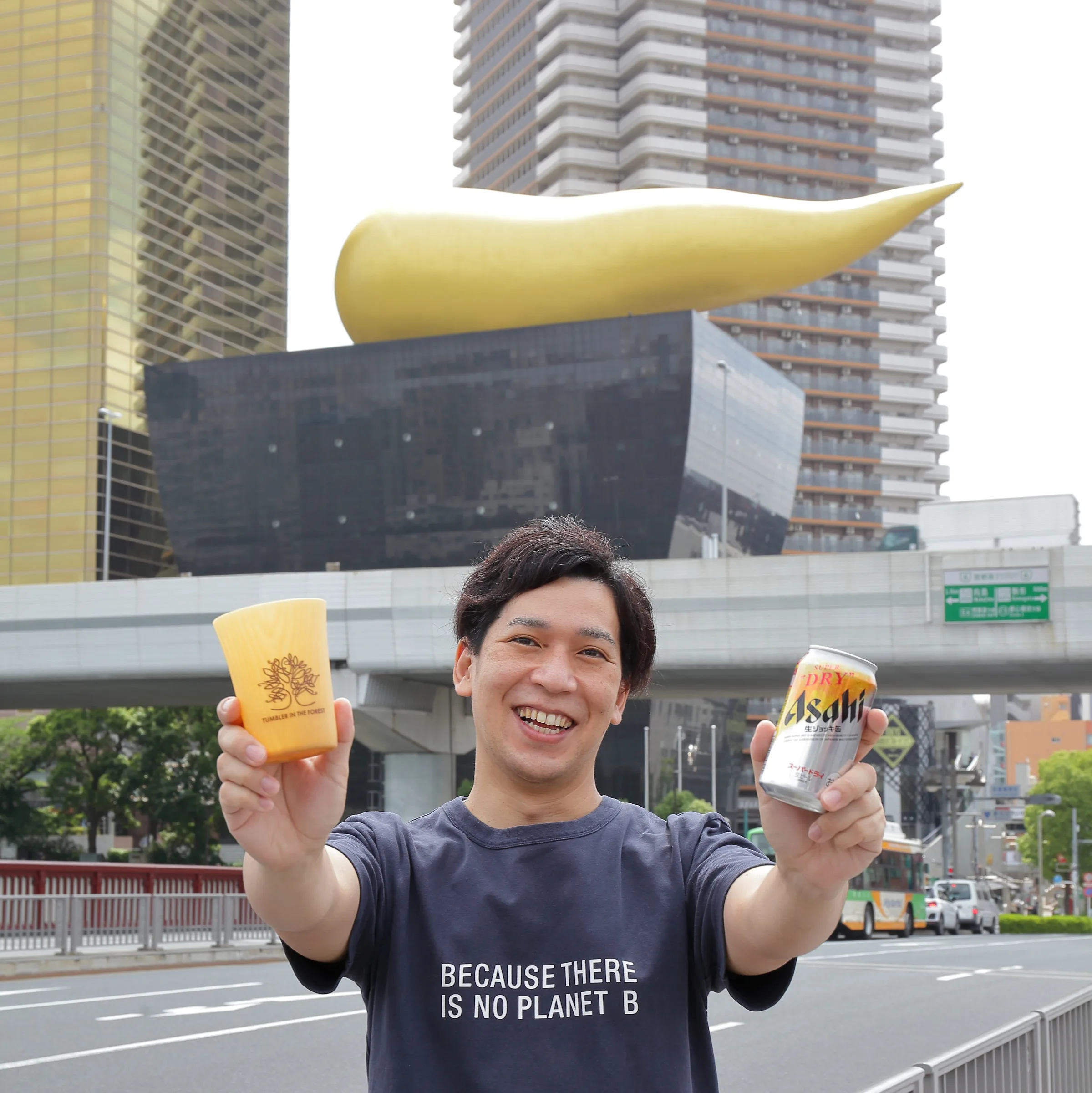 森のタンブラーとスーパードライ 生ジョッキ缶を手に持つ古原徹